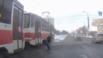 Опоздавший на трамвай житель Самары "изнасиловал" транспорт и попал на видео - inforeactor.ru - Санкт-Петербург - Самара