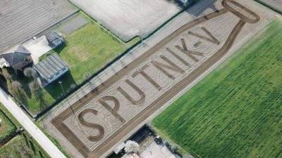 Итальянский художник нарисовал на поле гигантскую ампулу вакцины "Спутник V" - politros.com - Италия