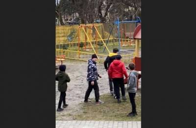 Во Львове на детской площадке группа подростков с пистолетами угрожала играющим детям - lenta.ua - Львов