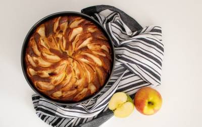 Как приготовить вкусный бисквит с яблоками: домашний рецепт - 24tv.ua