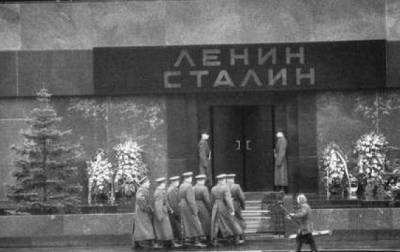 Иосиф Сталин - Владимир Ильич Ленин - «Ленин — Сталин»: как переименовали Мавзолей в 1953 году - russian7.ru - Москва