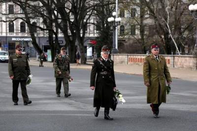 Латышские легионеры возложили цветы у памятника Свободы - argumenti.ru - Рига - Латвия