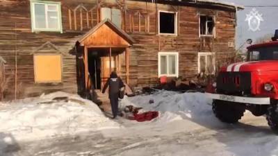 В Красноярском крае потушили пожар в доме, где погибли дети - piter.tv - Красноярский край - Лесосибирск - Следственный Комитет