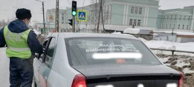 Сотрудники ГИБДД Петрозаводска проверили, пристегнуты ли пассажиры такси ремнем безопасности на заднем сиденье - stolicaonego.ru - Петрозаводск