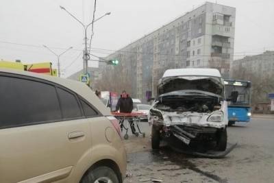 В Астрахани произошла серьезная авария с участием маршрутки - ast.mk.ru - Астрахань