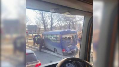 В Находке грузовик врезался в автобус, есть пострадавшие - piter.tv - Приморье край - Находка