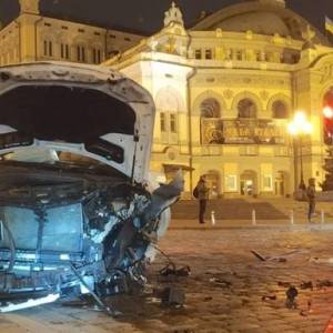 В Киеве лоб в лоб столкнулись два авто. Фото. Видео - reporter-ua.com - Киев - Столица