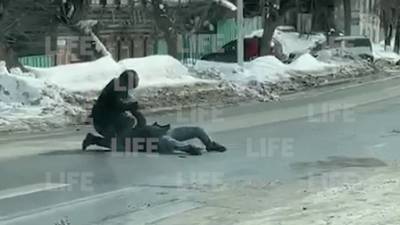 В центре Уфы мужчина зарезал адвоката и попытался покончить с собой — видео 18+ - reendex.ru - Уфа