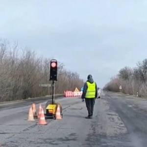 Под Мелитополем посреди дороги установили передвижной светофор. Видео - reporter-ua.com - Запорожье - Мелитополь