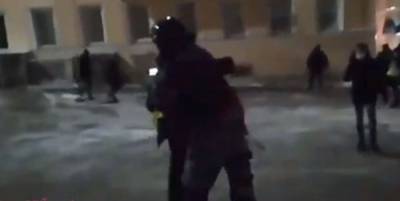 Алексей Навальный - Леонид Соловьев - СКР посчитал правомерными действия росгвардейца, ударившего корреспондента - znak.com - Москва