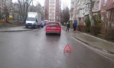 "Мать не заметила": машина сбила коляску с полуторагодовалым малышом в Тернополе, кадры с места - politeka.net - Тернополь