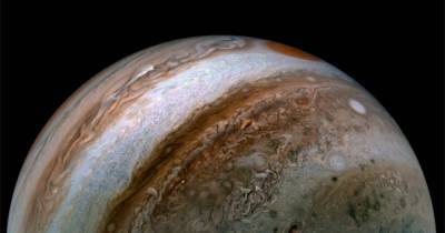 Световое шоу. Космический зонд показал поразительное полярное сияние на Юпитере (видео) - focus.ua