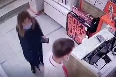Женщина ради телефона напала с электрошокером на продавца в Волгограде - volg.mk.ru - Волгоград - Волгоградская обл.