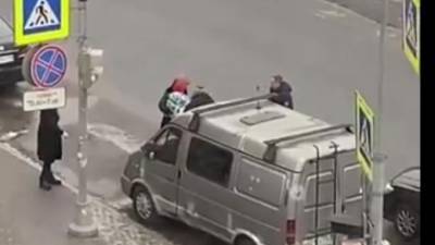 Полиция разыскивает водителя, сбившего на набережной Фонтанки девочку - piter.tv - Санкт-Петербург