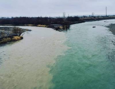 Прикарпатец обнародовал фото: две реки на Франковщине встретились, а вода не смешалась - 24tv.ua - Ивано-Франковск - Новости