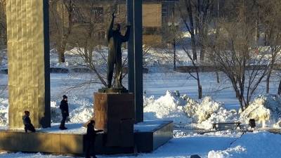 Юрий Гагарин - Школьники молотком повредили постамент памятника Гагарину - vesti.ru - Оренбург