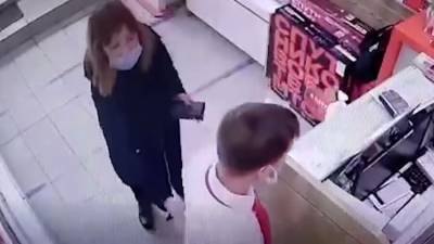 В Волгограде продавец салона связи обезвредил женщину, пытавшуюся украсть телефон - m24.ru - Волгоград