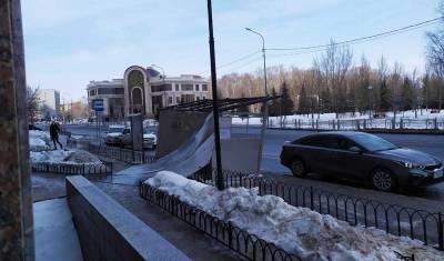 Ветер сорвал крышу у остановки в районе Дворца Бракосочетания Тюмени - nashgorod.ru - Тюмень