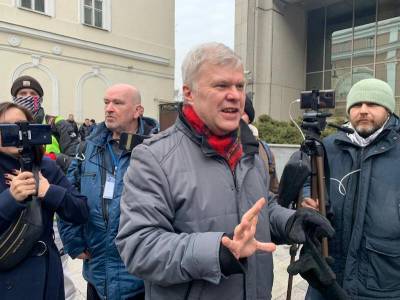 Сергей Митрохин - Валентина Матвиенко - Людмила Нарусова - В Москве на пикете у здания Совфеда прошли задержания - readovka.news - Москва
