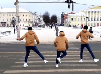 Зажигательные танцы костромичей на переходах вызвали бурю эмоций - 7info.ru - Кострома - Kostroma