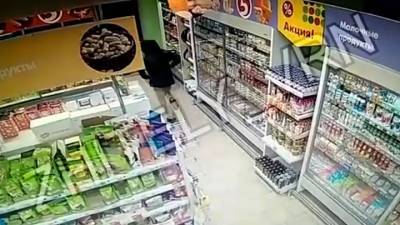 Неадекватный воронежец, сбежавший с продуктами через окно магазина, попал на видео - vesti.ru - Воронеж