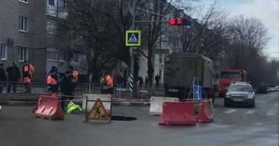 Часть дороги обрушилась в Ростовской области из-за прорыва канализации - ren.tv - Ростовская обл. - Азов