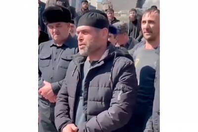 Владимир Путин - В центре Грозного устроили народный сход из-за публикации о массовых расправах - lenta.ru - респ. Чечня