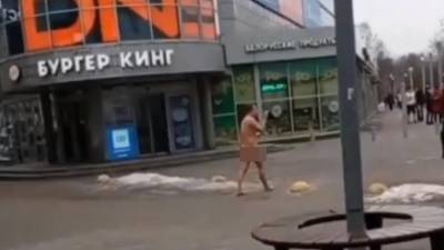 Голый мужчина пугал петербуржцев у "Приморской" - piter.tv