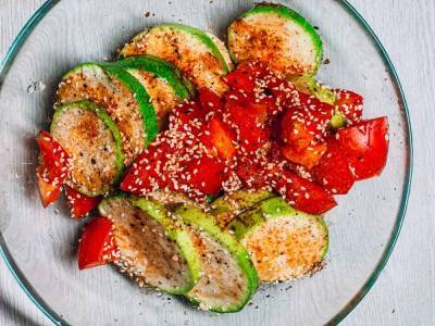 Рецепт теплого салата с томатами и кабачком: постное блюдо на каждый день - 24tv.ua