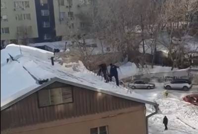 «Слабоумие и отвага»: сибиряки – о высотниках, очищавших крышу от снега без страховки - online47.ru - Новосибирск