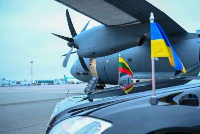 Владимир Зеленский - Гитанас Науседа - Президент Литвы прибыл в Украину на военном самолете (ФОТО) - lenta.ua - Украина - Литва