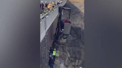 Пикап повис над 30-метровым ущельем в штате Айдахо - piter.tv - штат Айдахо