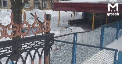 В России детский сад огородили колючей проволокой фото опубликовали в Сети - tsn.ua - Россия - Киев - Набережные Челны