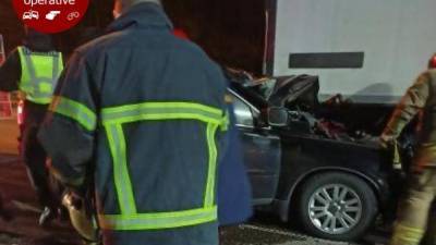 Под Киевом Volvo на большой скорости влетел под фуру, водитель погиб: фото - 24tv.ua - Киев - Тернополь