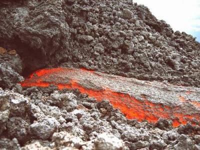 У кратера Ключевского вулкана заметили туристов, жарящих сосиски на лаве - argumenti.ru