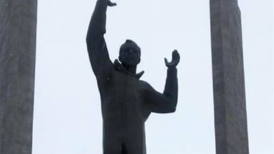 Полиция нашла повредившего основание памятника Гагарину в Оренбурге подростка - iz.ru - Оренбург
