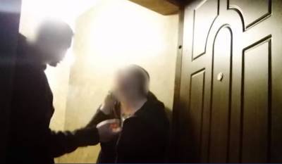 Пьяный киевлянин избил жену и грозился выпрыгнуть из окна, видео: "Я что виноват, что водку продают?" - politeka.net - Киев
