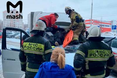 В России ребенок упал с 23 этажа на автомобиль и выжил - lenta.ru - Воронеж - Ростовская обл. - Новочеркасск