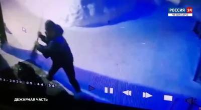 В Чебоксарах дворника побили собственной метлой, нападение попало на видео - pg21.ru - Чебоксары