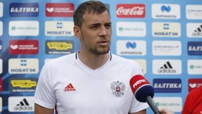 Артем Дзюба - Лежащий на сене Артем Дзюба попросил хейтеров отписаться от него - newinform.com