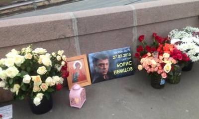 Борис Немцов - Активисты SERB разрушили мемориал на месте убийства Бориса Немцова - og.ru