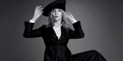 Louis Vuitton - В Dior и Prada. Звезда сериала Убивая Еву Джоди Комер снялась в стильной фотосессии - nv.ua - Англия - Испания