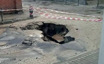 Во Львове прорвало трубу на улице Шумского: образовалась пропасть и остановили водоснабжение - 24tv.ua - Львов