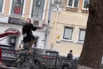 Михаил Круг - В Твери женщина попрыгала на памятнике Кругу, а после уехала в наркодиспансер - tver.mk.ru - Тверь