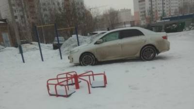 В Арбекове иномарка обосновалась на детской площадке - penzainform.ru