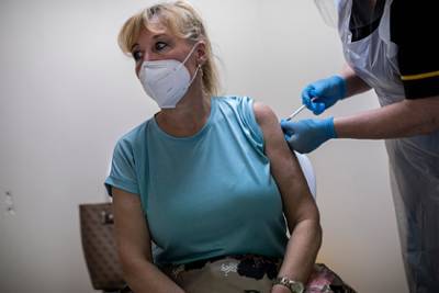 Мэтт Хэнкок - Первая страна в мире завершила вакцинацию - lenta.ru - Англия - Испания - Гибралтар