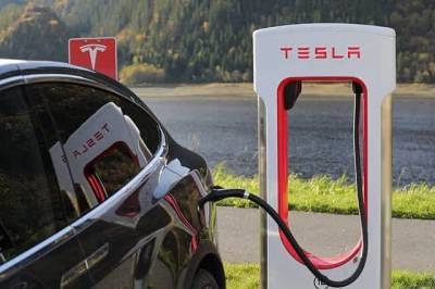 В США электрокар Tesla попал под грузовик и мира - cursorinfo.co.il - США - Детройт
