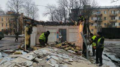 В Петербурге снесли несколько нелегальных павильонов с едой, сувенирами и цветами - piter.tv - Санкт-Петербург