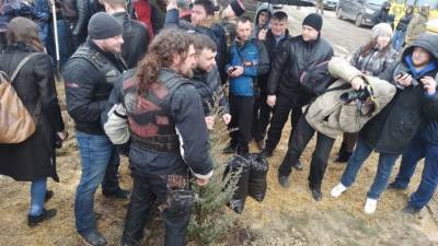 Денис Пушилин - Александр Суворов - В Севастополе на Аллее Русской весны Хирург и глава ДНР посадили особое дерево - riafan.ru - Крым - ДНР - Севастополь