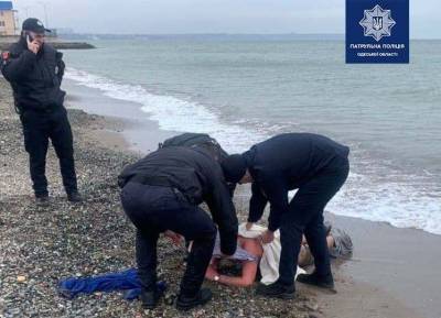 Приставал к детям: в Одессе патрульные не дали утонуть извращенцу - odessa-life.od.ua - Одесса - Одесская обл.